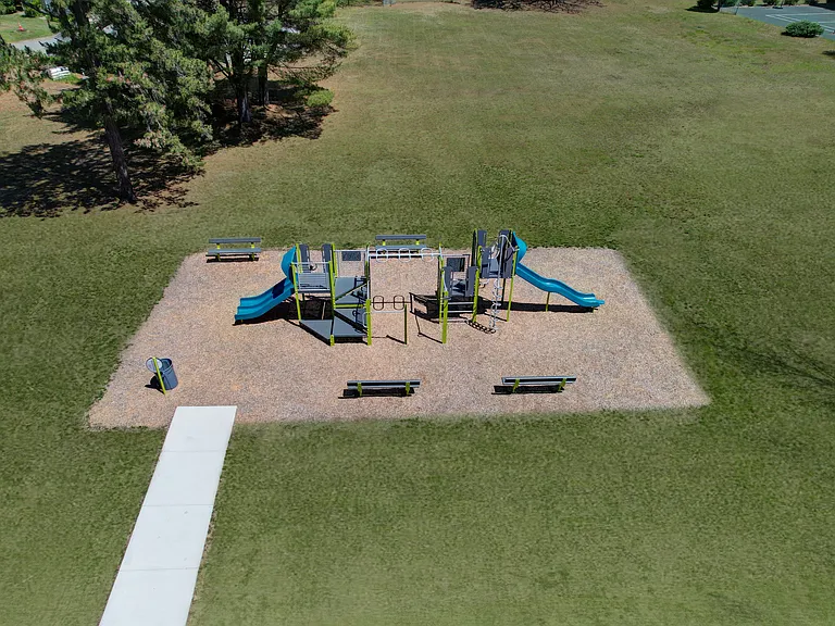 English Village Apartments — Photo 28