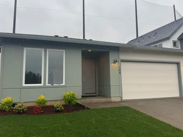 704 Magnolia Ave, Woodburn, OR 97071