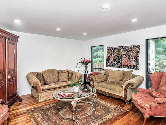 3rd image of 19 Villas Cir