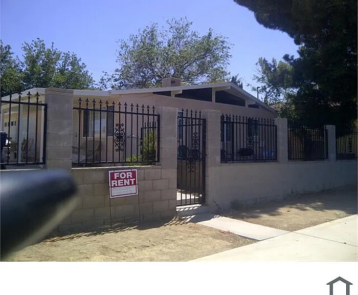 142 E Avenue Q7 — Photo 2
