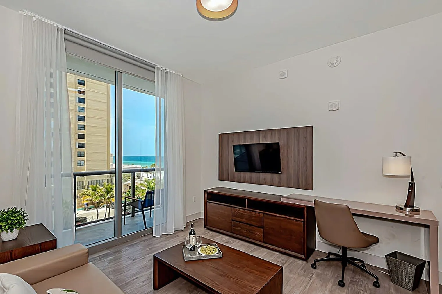 1 bed, 1.0 bath, 742 sqft, $4,429 — Photo 4