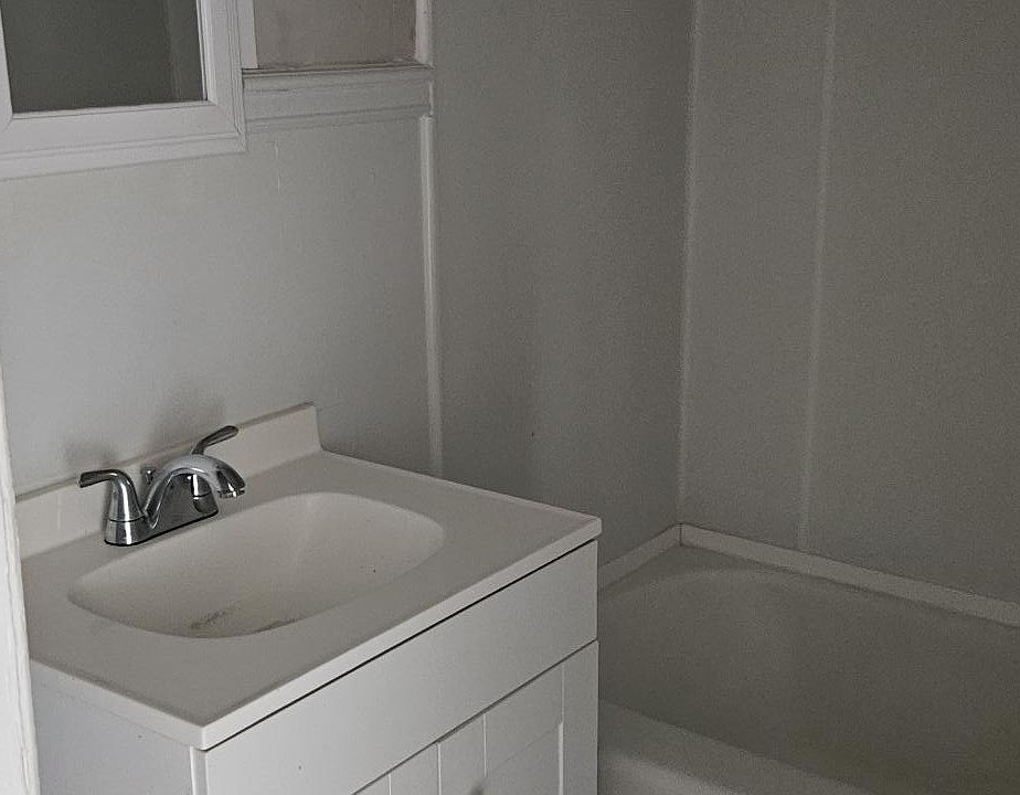 2nd image of 814 Sunset Ave #4