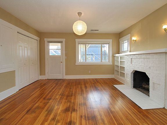 2nd image of 901-915 NE Roselawn St #909