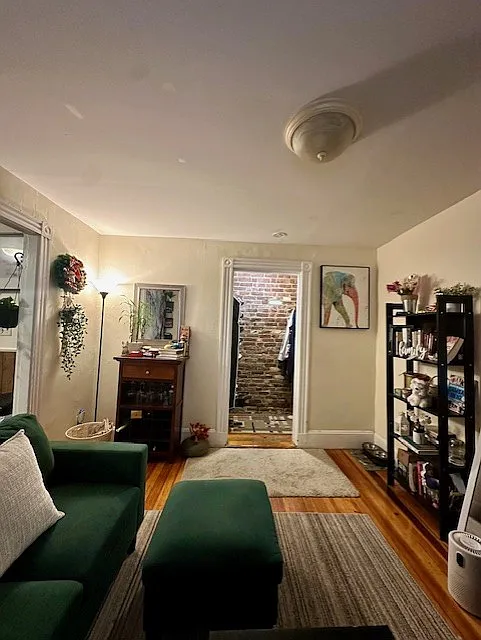 2 bed, 700 sqft, $2,200 — Photo 3