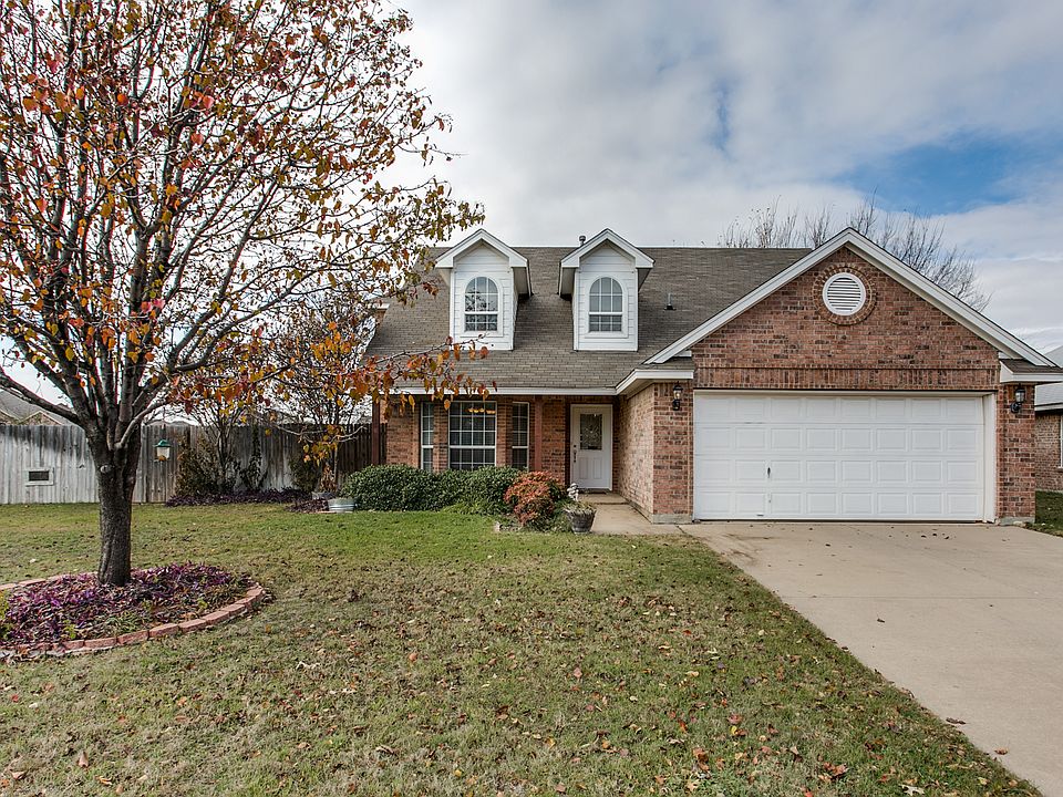 1st image of 305 Canterbury Dr