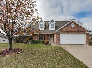 305 Canterbury Dr, Saginaw, TX 76179