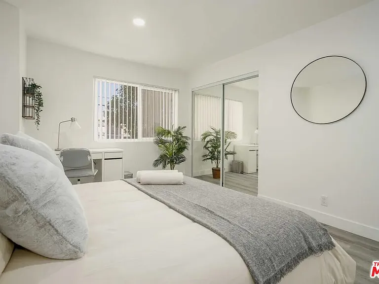 2417 S Budlong Ave #3 — Photo 18