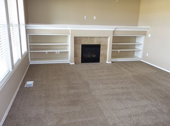 Family Room w/gas fireplace