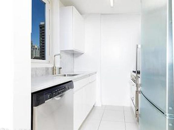 3rd image of 322 W 57th St APT 37B1