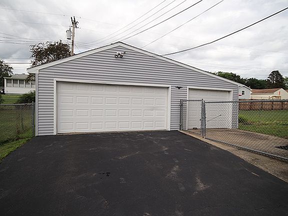 4th image of 6 Terri Ave