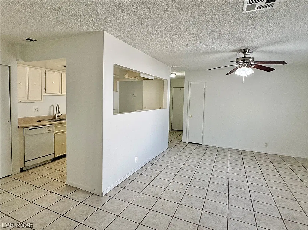 3 bed, 2.0 bath, 1338 sqft, $1,840 — Photo 3