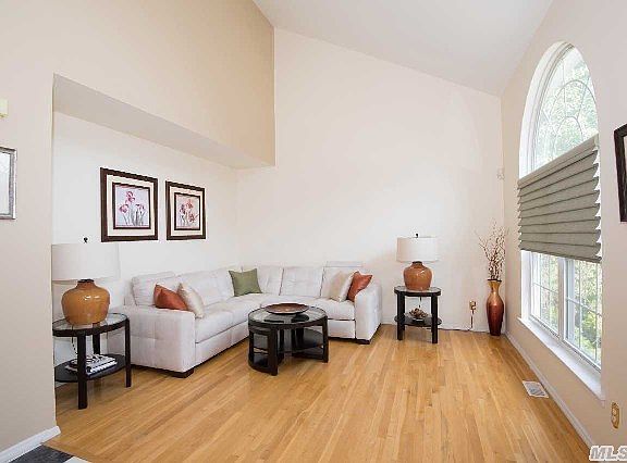 4th image of 10 Winterberry Dr
