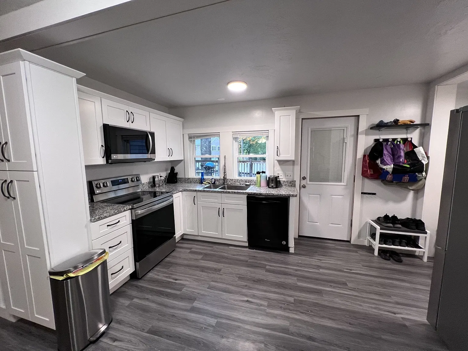 3 bed, 1.0 bath, 1136 sqft, $3,000 — Photo 4