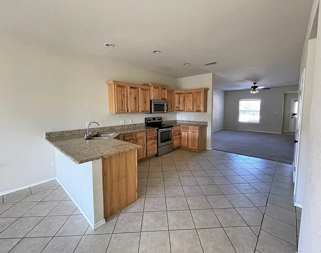 3 bed, 2.0 bath, 1758 sqft, $2,500 — Photo 4