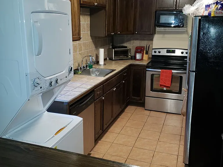 Newly Renovated Temple Apartment — Photo 7