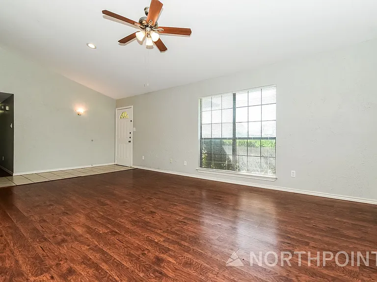 6113 Denver St — Photo 2