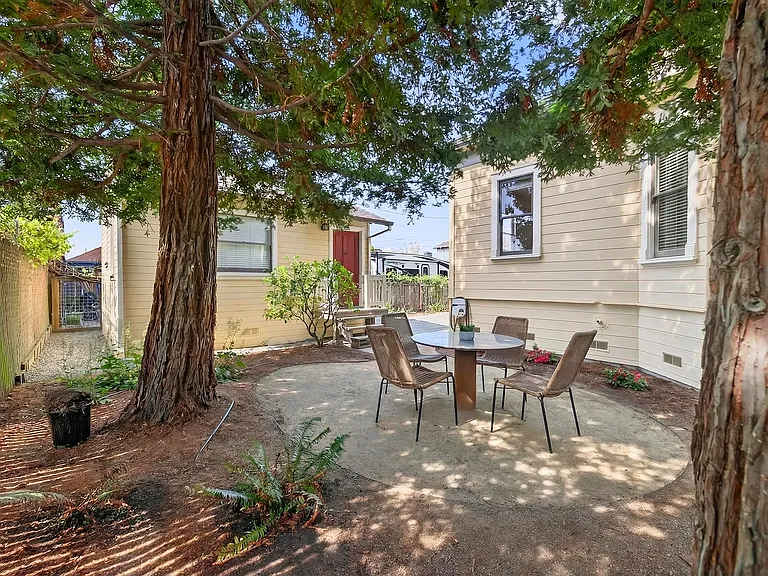 531 E Washington St — Photo 16