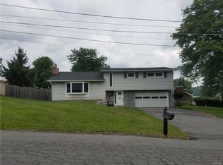 4283 Taunton Heights Dr, Syracuse, NY 13219