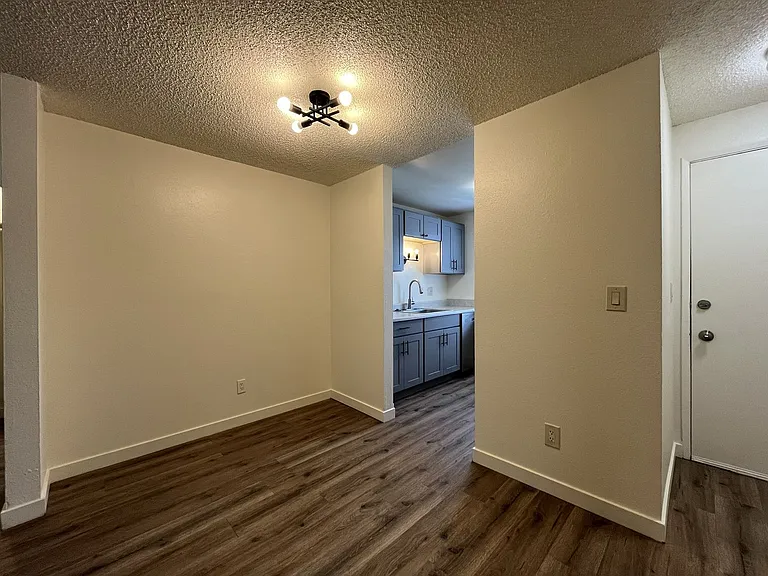 Spacious Corner Apartment with Three Bedrooms, Open Living Space & Modern Kitchen — Photo 10