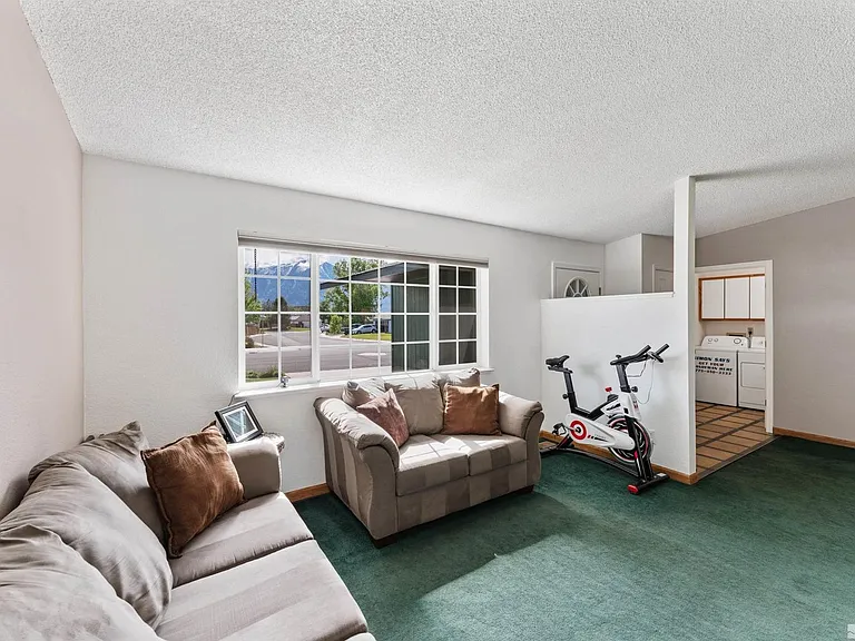1380 Patricia Dr — Photo 17
