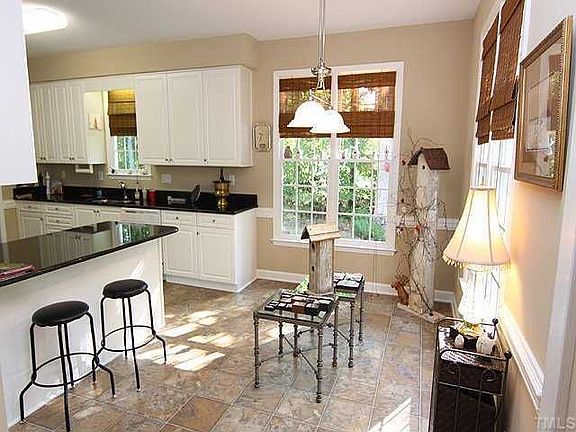 Breakfast area overlloking fenced yard....