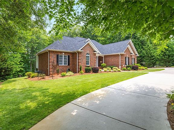 3rd image of 245 E Plantation Cir
