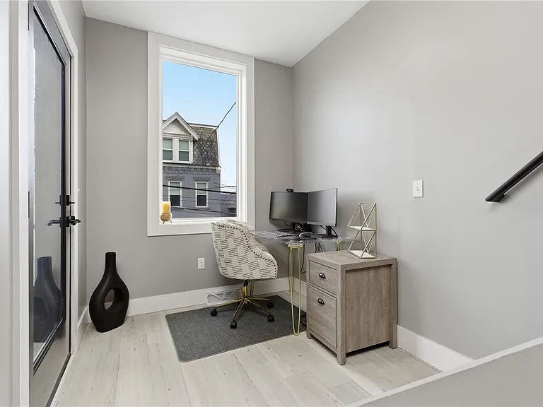 240 E Jefferson St — Photo 27