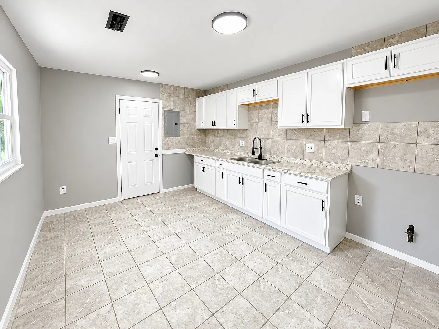 Beautifully Renovated 3BR Home with Modern Finishes & Spacious Yard — Photo 4