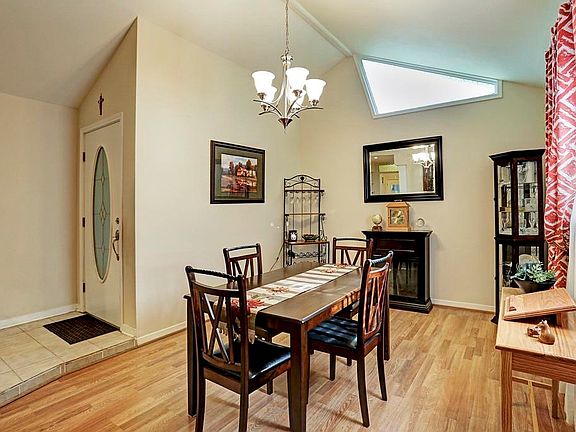 3rd image of 2003 Williamsburg Ct N