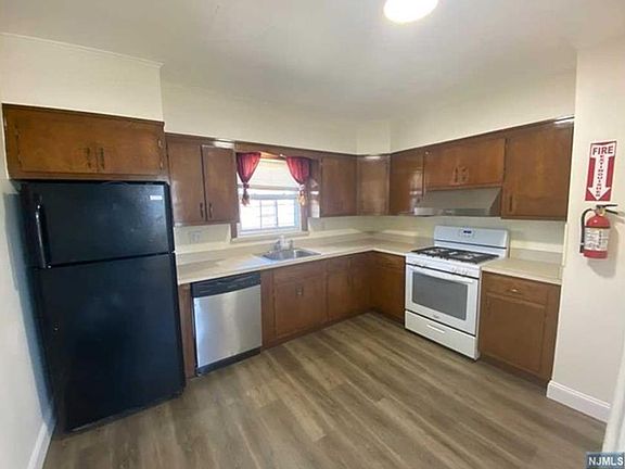 3rd image of 111 Floyd St Floor 2
