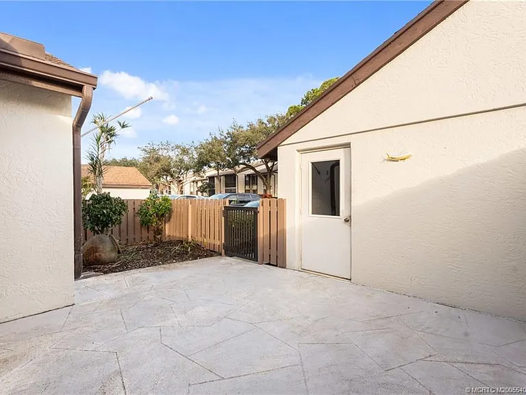 2054 SW Silver Pine Way #123H — Photo 4