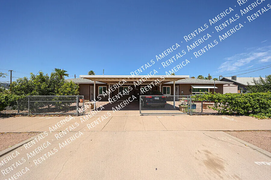 Charming 2 Bedroom Home with Water & Gas Included — Photo 2