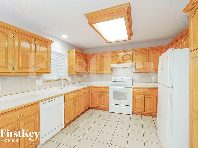208 S Darrowby Dr — Photo 7