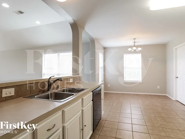 1419 Rosebay Rd — Photo 5