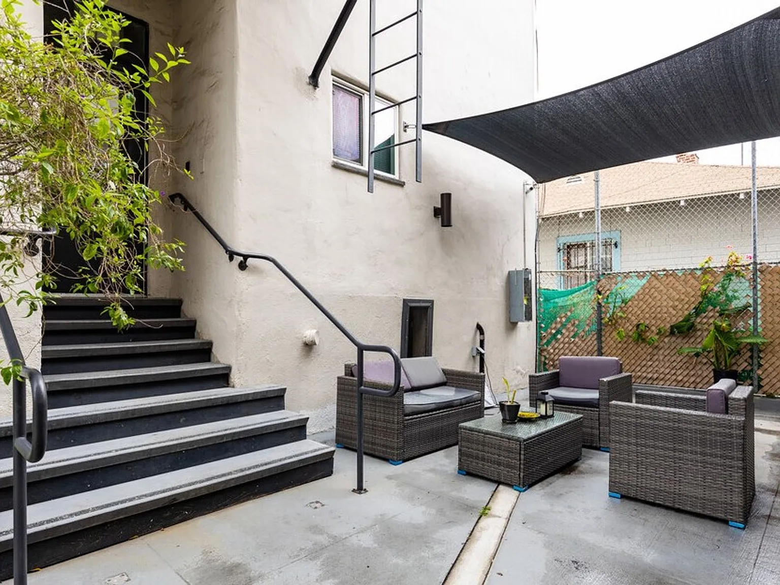 Alex Court Apartments — Photo 2