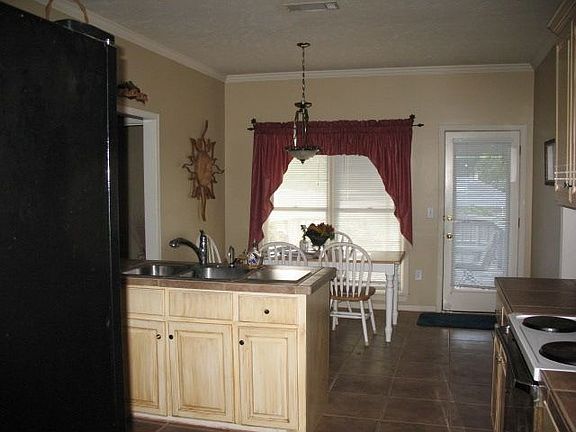 kitchen and breakfat room