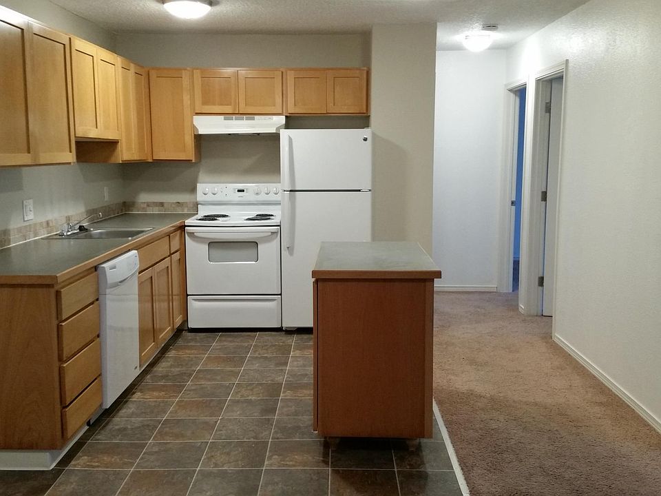 Kitchen w/ all appliances and movable island.