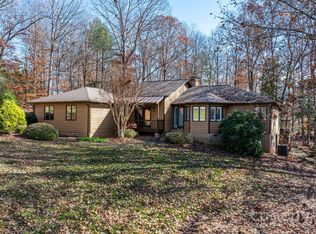 515 N Shore Dr, Hickory, NC 28601