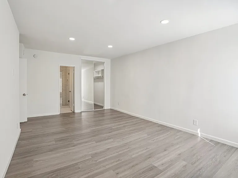 Willis Apartments — Photo 14