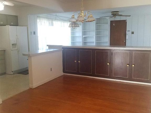 4th image of 960 Surrey Ln