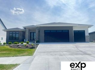 19009 Hackberry Dr, Gretna, NE 68028