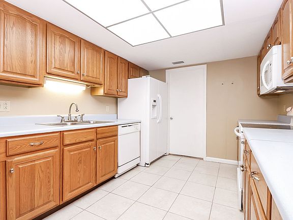 5th image of 1665 Monterey Dr