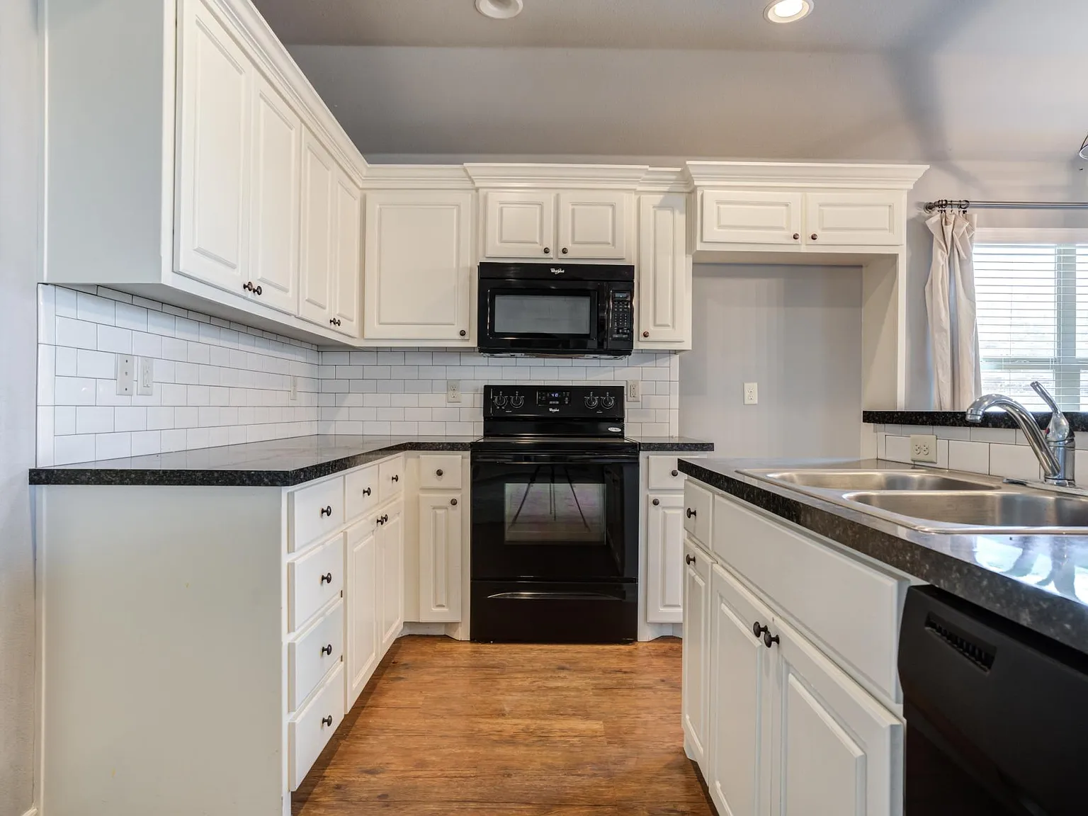 4 bed, 1733 sqft, $1,999 — Photo 3