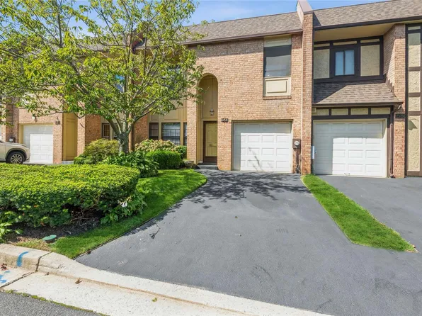56 Southgate Circle Circle #56, Massapequa Park, NY 11762