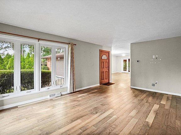 5th image of 1805 Clover Ln