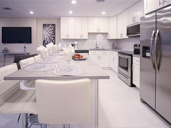 2nd image of 419 Lytle St