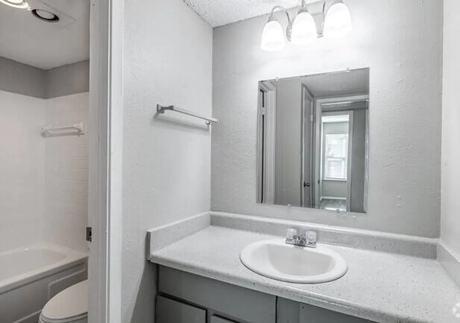 Windsor Gardens Apartments — Photo 4