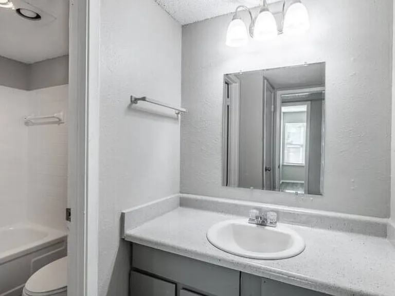 Windsor Gardens Apartments — Photo 14