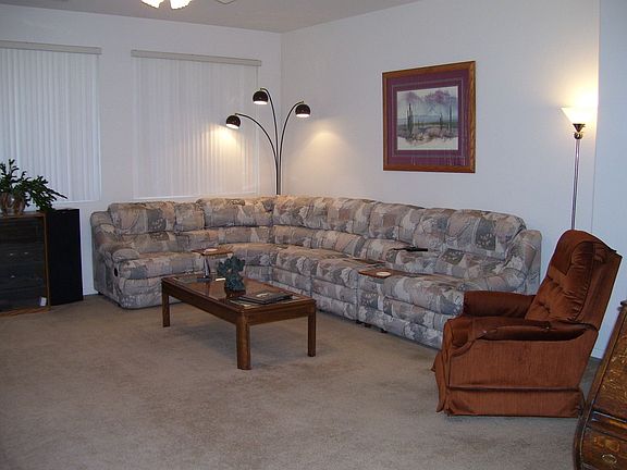 Great room w/ceiling fan