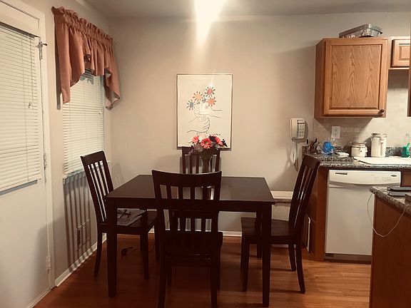3rd image of 428 Somerset Dr APT B
